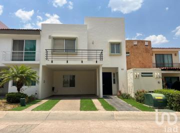 Casa · 230m² · 3 Recámaras · 4 Estacionamientos · Se Vende Casa en Coto Los Naranjos, Rinconada Vallarta, Zapopan, Jalisco.