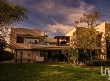 Casa · 720m² · 4 Recámaras · 4 Estacionamientos · Casa en Venta en El Campanario Queretaro