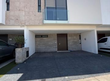 Casa de 3 habitaciones, Zapopan · Casa Amueblada en Renta en Capital Norte, Zapopan – Coto Creta con Alberca y Gym