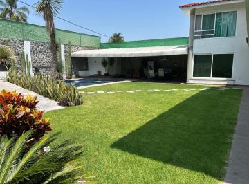 Casa de 5 habitaciones, Cuernavaca · Jardín Tetela. Hermosa Residencia. Privada. 5 Recamaras. Alberca y Jacuzzi. Paneles Solares