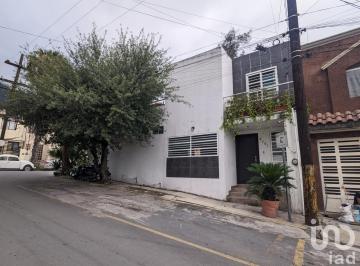 Casa · 231m² · 4 Recámaras · 2 Estacionamientos · Venta de Propiedad en Esquina con Potencial de Inversión Hacienda Mitras Atrás de Plaza Cumbres