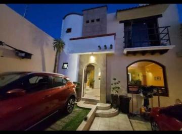 Casa de 3 habitaciones, Morelia · Casa en Venta Atras de Cotsco 3 Rec 2 Baños y Medio Jardín Calentador Solar 200 m² Contrucción