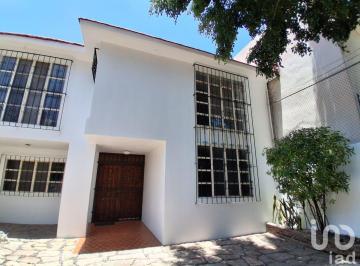 Casa · 278m² · 3 Recámaras · 2 Estacionamientos · Casa en Renta en Arboledas, Querétaro
