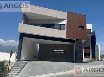 Casa · 400m² · 3 Recámaras · 3 Estacionamientos · Casa en Venta en Castaños del Vergel