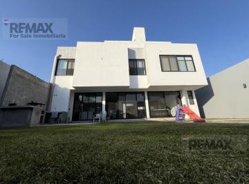 Casa · 350m² · 4 Recámaras · 4 Estacionamientos · Venta de Casa Sola en Pedregal de Las Fuentes, Jiutepec, Morelos. Clave 6147