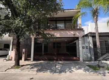 Casa · 211m² · 3 Recámaras · 2 Estacionamientos · Casa en Venta en Bosques de Las Cumbres Frente a Plaza Cumbres
