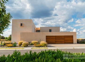Casa · 670m² · 4 Recámaras · 3 Estacionamientos · Casa Nueva en Venta del Reconocido Despacho de Arquitectura Goma Arquitectos en El Campanario