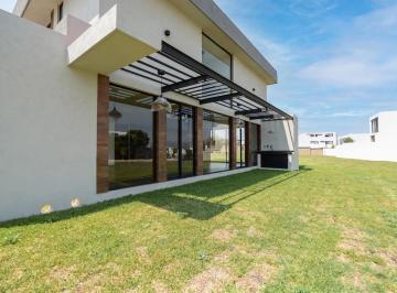 Casa · 345m² · 4 Recámaras · 3 Estacionamientos · Venta Preciosa Casa Amplia con Walking Closet y Amplio Jardin