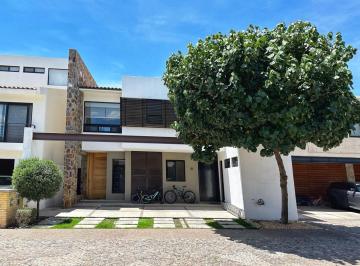 Casa · 298m² · 3 Recámaras · Casa en Jurica