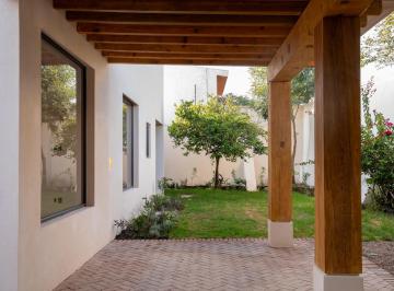 Casa · 333m² · 3 Recámaras · 3 Estacionamientos · Casa en Jurica
