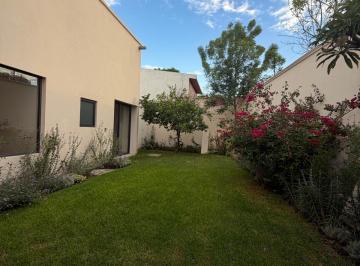 Casa · 333m² · 3 Recámaras · 3 Estacionamientos · Casa en Jurica