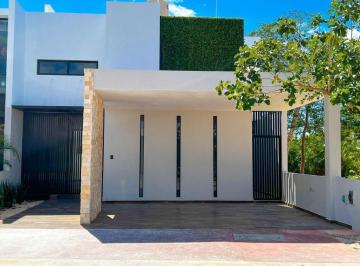 Casa · 248m² · 2 Recámaras · 2 Estacionamientos · Preciosa Casa en Esquina con Vista Al Jardín en Privada Altozano. La Nueva Mérida