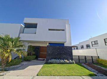 Casa en condominio de 3 habitaciones, El Marqués · Casa en Esquina en Acacia Zibatá, 3 Recámaras, Estudio y Cochera Para 5 Autos