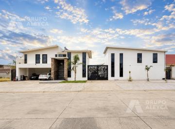 Casa · 450m² · 4 Recámaras · 8 Estacionamientos · Casa en Fraccionamiento Residencial El León