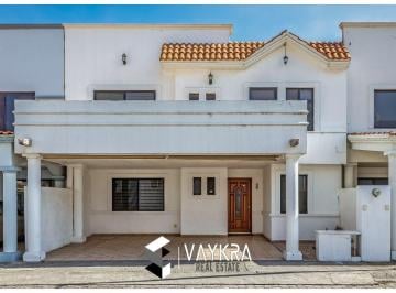 Casa de 3 habitaciones, Irapuato · Casa Ejecutiva Amueblada en Renta, Privacidad y Confort en Zona de Cibeles