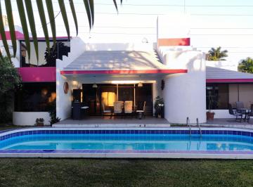 Jardín, lberca y terraz · Residencia en Cuernavaca con Jardín y Alberca