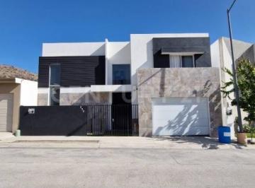 Casa · 225m² · 4 Recámaras · 2 Estacionamientos · Casa en Venta en Comercial Chapultepec, Ensenada Baja California.