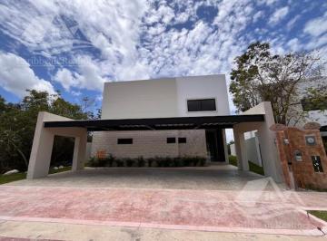 Casa · 360m² · 4 Recámaras · 4 Estacionamientos · Casa en Renta en Lagos del Sol