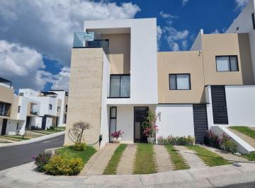 Casa · 261m² · 4 Recámaras · 2 Estacionamientos · Casa en Fraccionamiento Desarrollo Habitacional Zibata