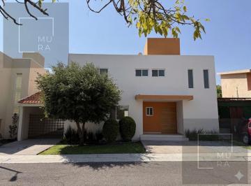 Casa en condominio · 224m² · 3 Recámaras · 3 Estacionamientos · Casa en Condominio en Claustros del Marques