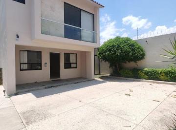 Casa de 3 habitaciones, Celaya · Casa en Venta o Renta con Terreno Excedente en La Cantera