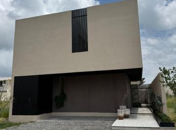 Casa · 270m² · 4 Recámaras · 3 Estacionamientos · Casa en Venta en La Valenciana León Gto