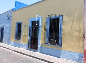 Casa uso de suelo de 2 habitaciones, Querétaro · Amplia Casa Colonial con Uso de Suelo, y Dos Departamentos Internos y 2 Estacionamientos