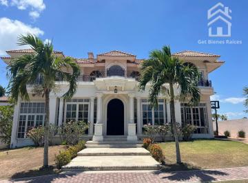 Casa · 638m² · 3 Recámaras · 4 Estacionamientos · Gtcv2609 Casa en Venta Fraccionamiento Lagunas de Miralta Inf. y
