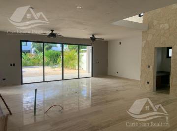 Casa · 345m² · 4 Recámaras · 3 Estacionamientos · Casa en Renta en Lagos del Sol Cancun