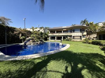 Casa · 961m² · 9 Recámaras · 3 Estacionamientos · Venta Casa Fraccionamiento Tabachines, Cuernavaca Morelos.