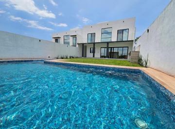 Casa · 240m² · 4 Recámaras · 3 Estacionamientos · Casa en Venta en Real de Oaxtepec con Alberca, Recámara en Planta Baja | $5.1 Mdp