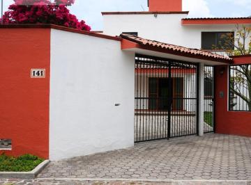 Casa · 345m² · 3 Recámaras · 5 Estacionamientos · Jurica
