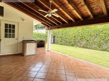 Casa · 345m² · 3 Recámaras · 5 Estacionamientos · Jurica