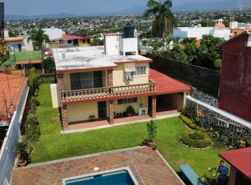 Casa · 356m² · 3 Recámaras · 4 Estacionamientos · Casa con Alberca y Jardín en Venta en Brisas Temixco Morelos