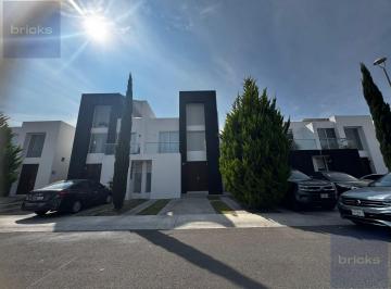 Casa · 145m² · 3 Recámaras · 3 Estacionamientos · Casa en Zákia