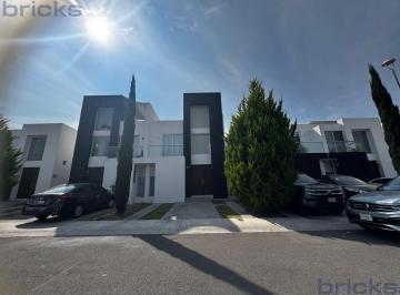 Casa · 145m² · 3 Recámaras · 3 Estacionamientos · Casa en Zákia
