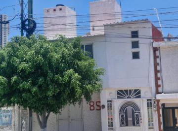 Casa de 10 habitaciones, Querétaro · Excelente Opción de Negocio Propiedad en Venta con Departamentos en Calesa