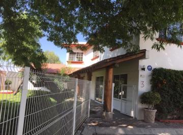 Casa · 4 Estacionamientos · Se Renta Casa Muy Espaciosa y Comoda en Colinas del Bosque