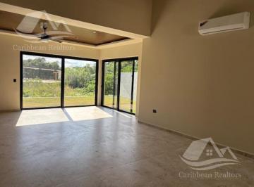 Casa · 370m² · 4 Recámaras · 4 Estacionamientos · Casa en Renta en Lagos del Sol Cancun