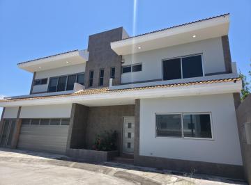 Casa · 354m² · 4 Recámaras · 2 Estacionamientos · Casa en Venta con Alberca en Las Palmas Medellín de Bravo Veracruz