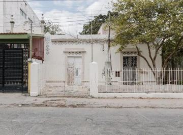 1 · Casa en Venta Para Remodelar con Amplios Espacios en El Barrio de Santiago