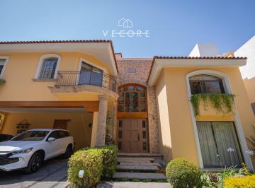 1 · Casa en Exclusiva Zona, Col. Altamira, Zapopan