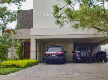 1 · Residencia de Lujo en Exclusivo Fraccionamiento, Campo Lago, Zapopan