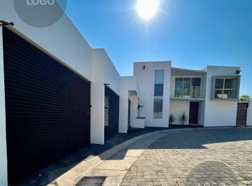 Casa · 555m² · 4 Recámaras · 3 Estacionamientos · Casa - Fraccionamiento Rancho Tetela