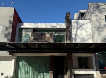 Casa · 140m² · 3 Recámaras · 2 Estacionamientos · Casa en Vistas Altozano, Amplios Espacios