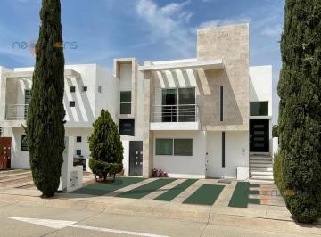Casa · 175m² · 3 Recámaras · 2 Estacionamientos · Moderna Casa Residencial en Renta Frente a Area Verde en Fracc. Horizontes I Slp