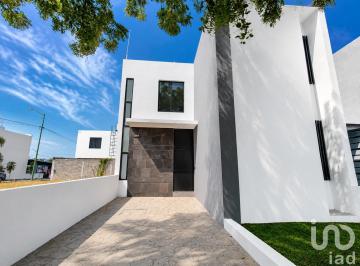 Casa · 127m² · 3 Recámaras · 1 Estacionamiento · Casa en Venta. Frente a Jardín, Recámara en Planta Baja.