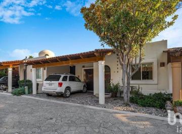 Casa · 216m² · 2 Recámaras · 2 Estacionamientos · Casa en Venta en Ajijic