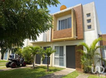 Casa · 63m² · 2 Recámaras · 1 Estacionamiento · Casa en Venta en Clúster con Alberca en Fracc. Puente Moreno, Medellin de Bravo, Veracruz