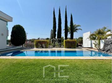 Casa · 410m² · 4 Recámaras · 4 Estacionamientos · Residencia con Alberca Propia en Venta en Juriquilla Queretaro